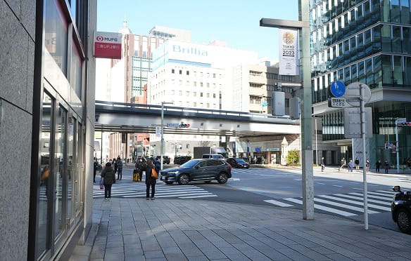 銀座一丁目駅から三菱UFJ銀行交差点を渡る道順 2
