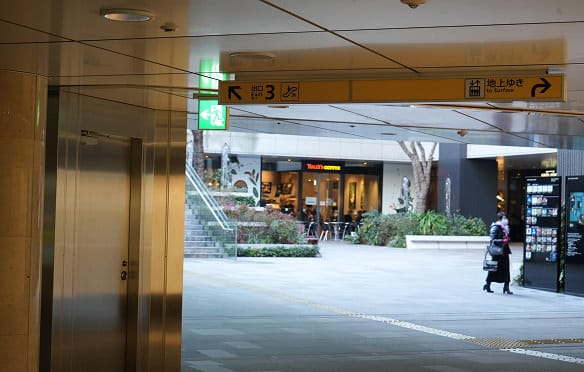 京橋駅3番出口からBIANCA CLINIC 銀座院への道順 1