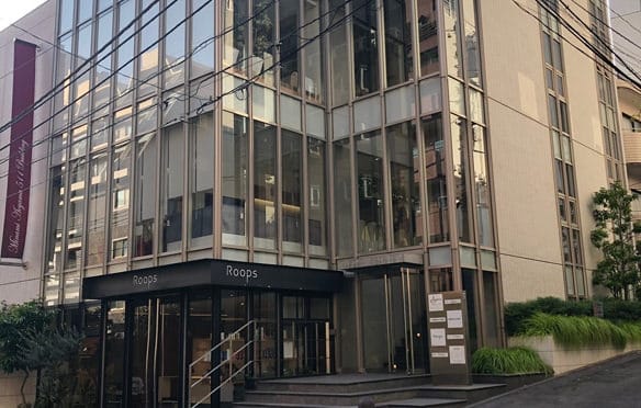 BIANCA CLINIC 表参道院が入るガラス張りのビル