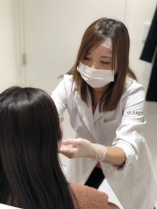 大久保由有医師が脂肪吸引ダウンタイム中に勤務する様子