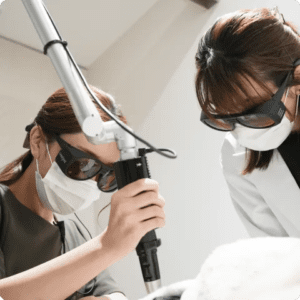 ピコトーニングによる肝斑治療の様子