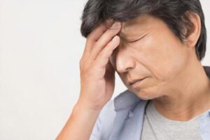 まぶたが重いと悩む男性