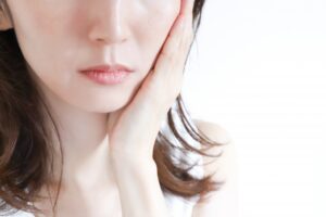 悩む女性 びらびらが片方だけ大きいのは普通?原因や小陰唇縮小を医師が解説【ビアンカクリニック】