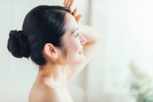 日光を浴びる女性_日焼け止め