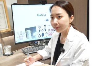 カウンセリングする明石仙姫医師