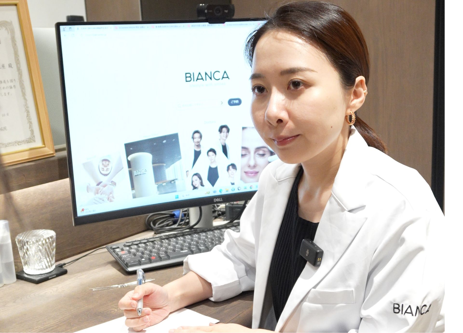 カウンセリングするBINCA CLINICの明石仙姫医師