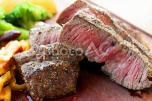 タンパク質の摂りすぎにつながる？ステーキの写真