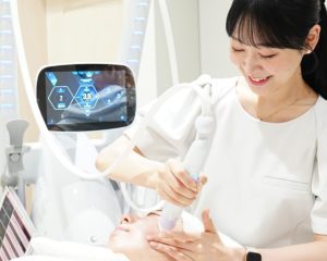顔のたるみケア6選!ボルニューマ施術の様子