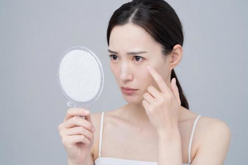 稗粒腫とは？目の周りのぶつぶつの原因・治療・予防法をビアンカドクターが解説