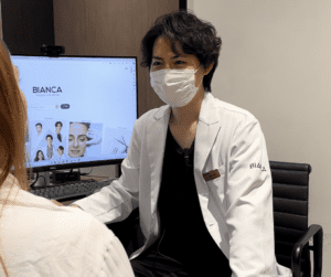 目の左右非対称についてカウンセリングを行う雜賀俊行医師