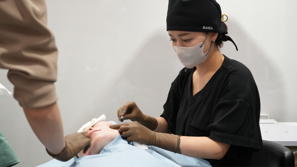 糸リフト<br><span class=