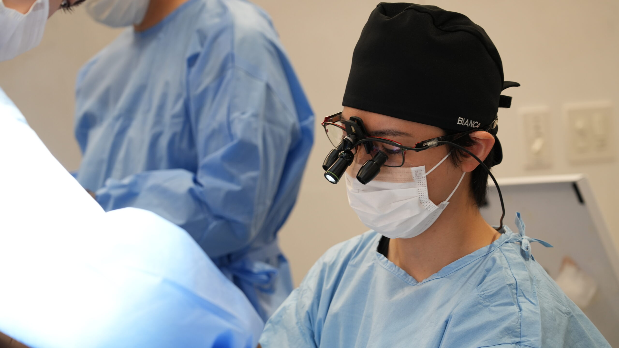 痛みとダウンタイムに配慮した術式