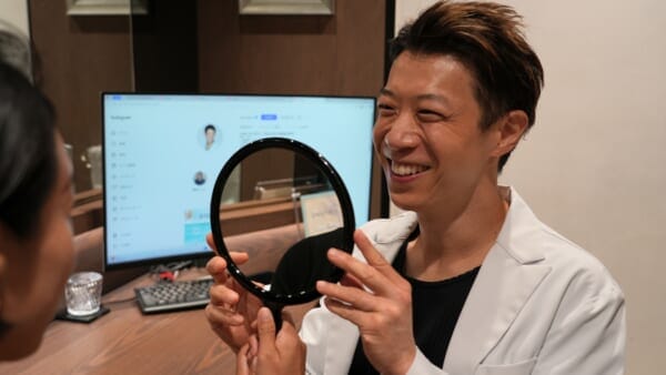 八杉先生カウンセリング 風景｜銀座・表参道にあるBIANCA CLINIC ビアンカクリニック｜美容外科・美容皮膚科・再生医療・美容婦人科・美容内科