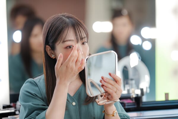 メイクする女性 銀座・表参道にあるBIANCA CLINIC ビアンカクリニック｜美容外科・美容皮膚科・再生医療・美容婦人科・美容内科