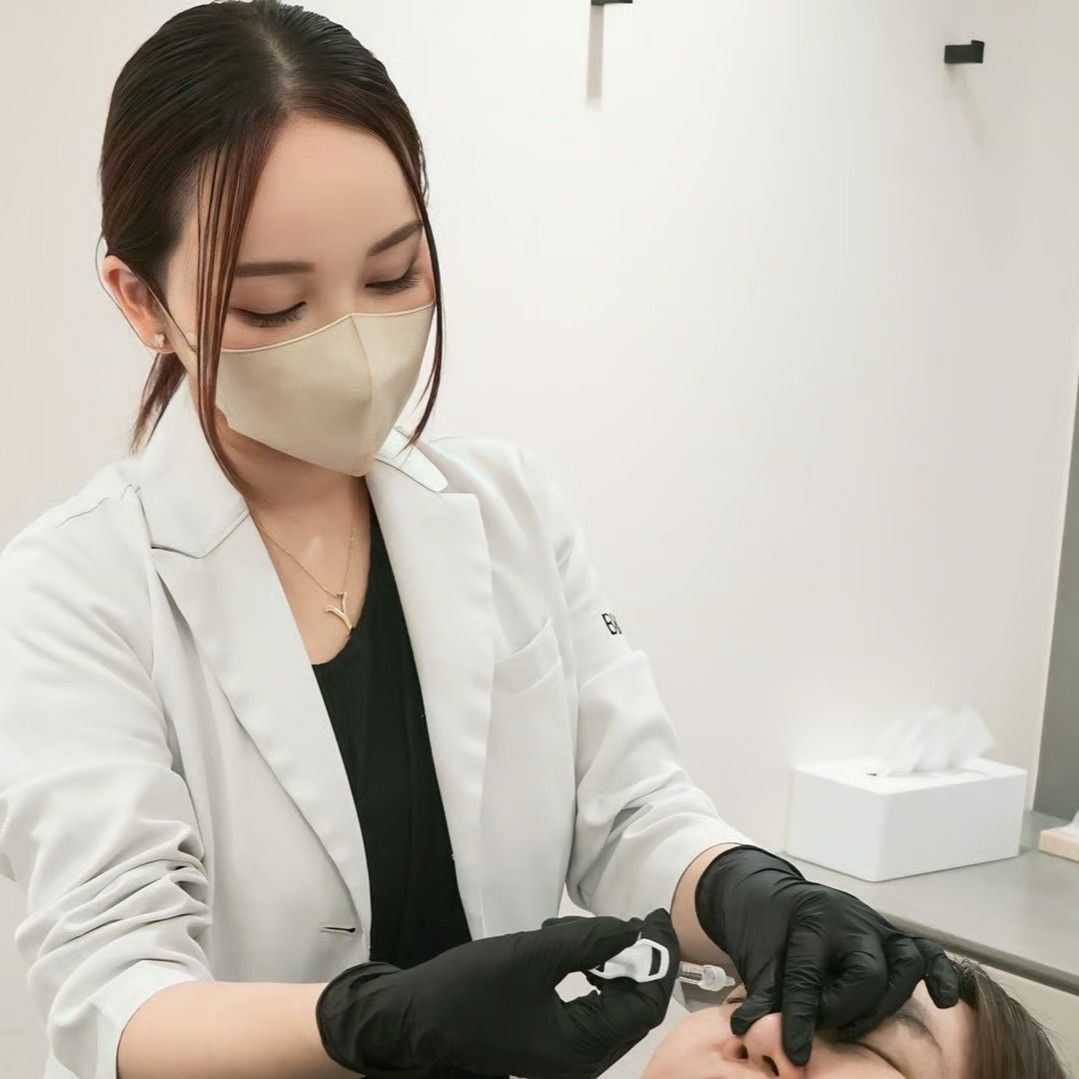 BIANCA CLINICにて、医師が患者の顔にベビーコラーゲンを注入している施術の様子