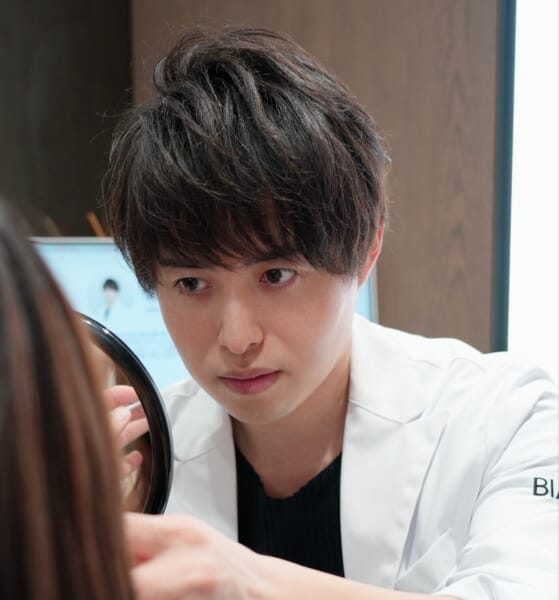 BIANCA CLINICの藤橋政尭医師のカウンセリング風景