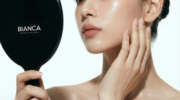 BIANCA CLINICの鏡を見る女性