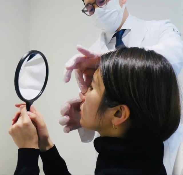 鼻の診察を行っている様子