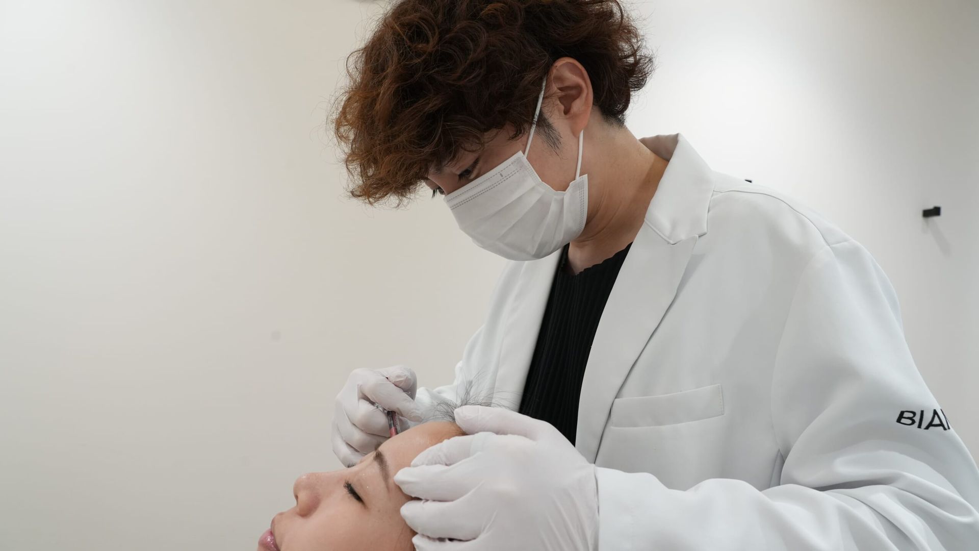 池田先生が患者へ注入治療を行っている様子
